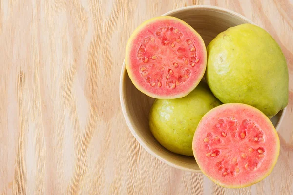 Verse goiaba op houten tafel — Stockfoto