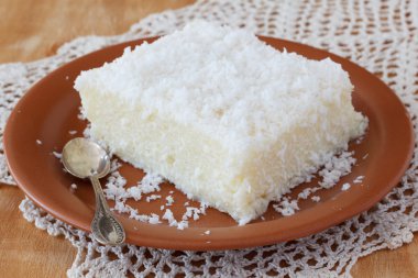Cevizli tatlı kuskus (tapyoka) puding (cuscuz doce)