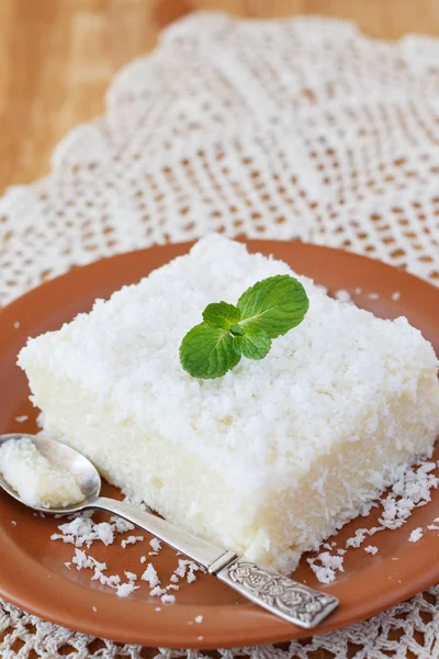 Budincă dulce cuscus (tapioca) (doce cuscuz) cu nucă de cocos — Fotografie, imagine de stoc