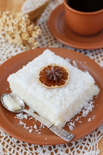 Süßer Couscous (Tapioka) Pudding (cuscuz doce) mit Kokos — Stockfoto