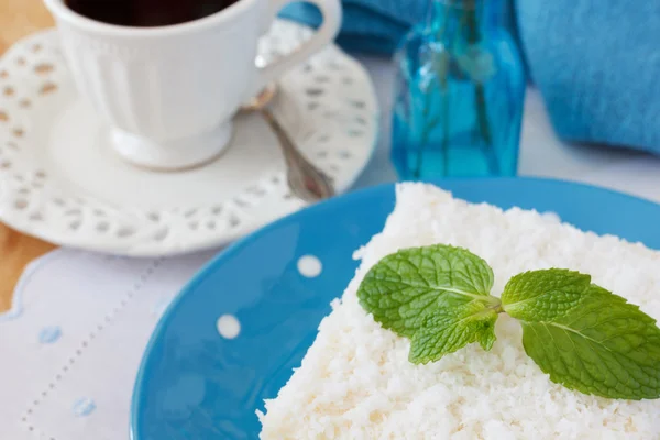 Cevizli tatlı kuskus (tapyoka) puding (cuscuz doce) — Stok fotoğraf