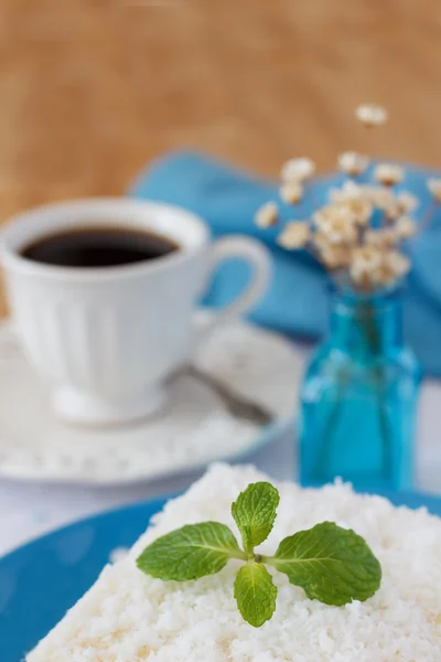 Zoete couscous (tapioca) pudding (cuscuz doce) met kokos — Stockfoto