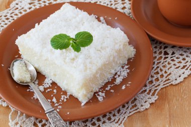 Cevizli tatlı kuskus (tapyoka) puding (cuscuz doce)