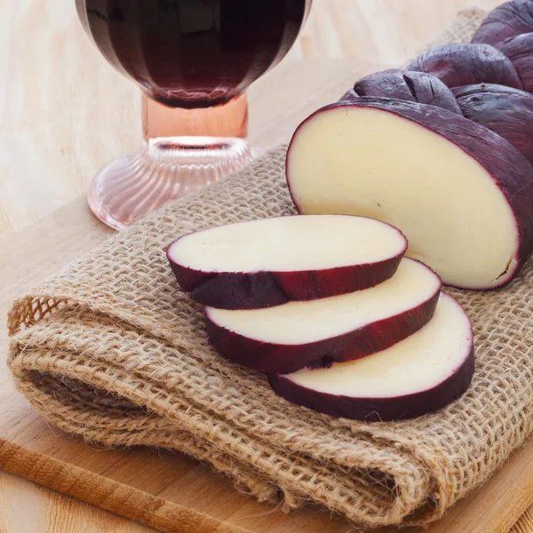 Treccia pletená Sýr Mozzarella marinovaná v červeném víně — Stock fotografie