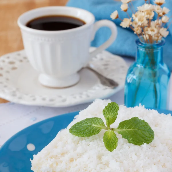 Zoete couscous (tapioca) pudding (cuscuz doce) met kokos — Stockfoto