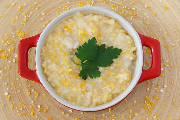 Sopa de maíz brasileña canjiquinha en tazón rojo — Foto de Stock