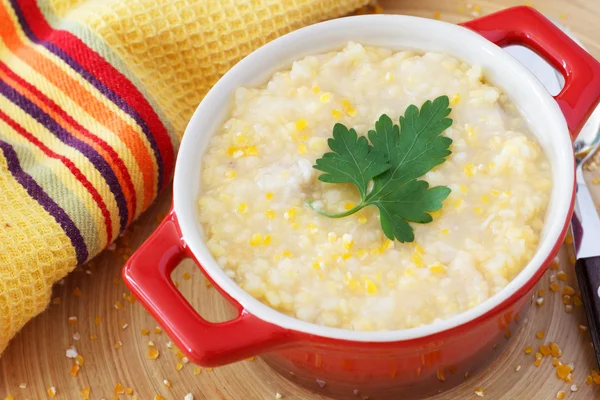 Sopa de milho brasileira canjiquinha em tigela vermelha — Fotografia de Stock