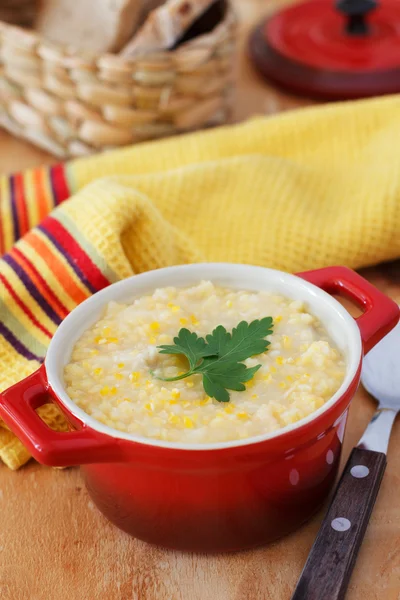 Brasilianische Maissuppe canjiquinha in roter Schüssel — Stockfoto