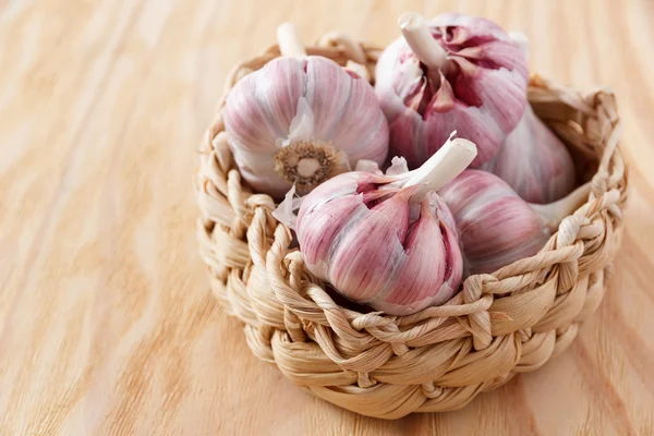 Garlic in wicker basket (heart shape) — Stock Photo, Image