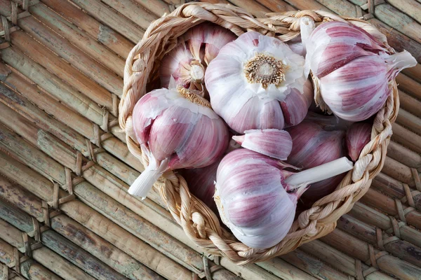 Knoflook in rieten mand (hart vorm) — Stockfoto