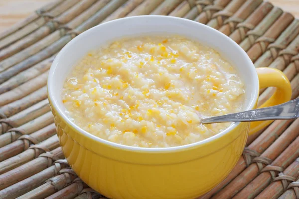 Gachas de maíz en tazón amarillo — Foto de Stock