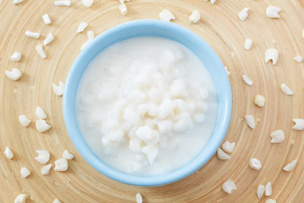 Braziliaanse dessert canjica van witte maïs — Stockfoto