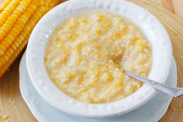 Maisbrei auf weißem Teller — Stockfoto