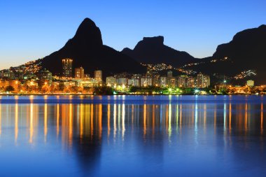 Gün batımı Lagoon Rodrigo de Freitas (Lagoa), dağ, Rio de Janei