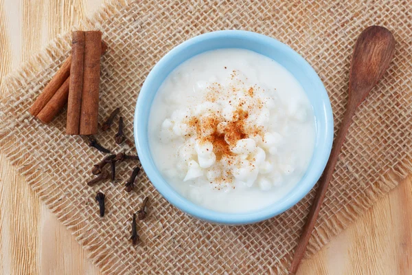 Brasilianische Dessert-Canjica aus weißem Mais — Stockfoto