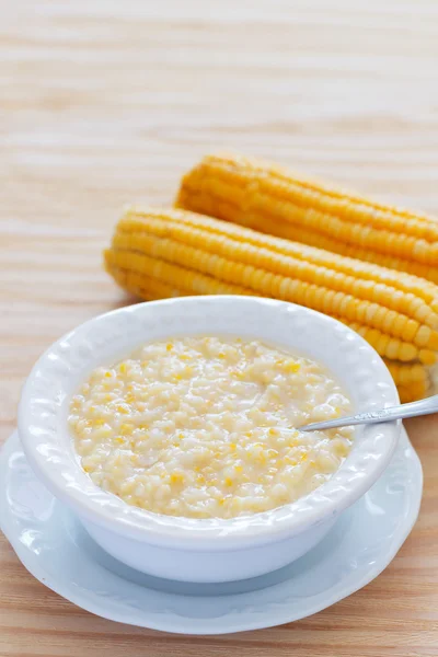 Maisbrei auf weißem Teller — Stockfoto