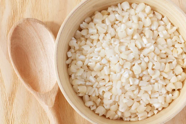 Nueces de maíz ralladas blancas en un tazón — Foto de Stock