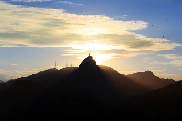 Coucher de soleil derrière la montagne Corcovado Christ le Rédempteur, Rio de Jan — Photo