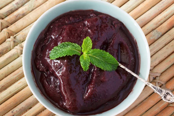 Brasilianisches Dessert Acai-Fruchtfleisch in blauer Schüssel — Stockfoto