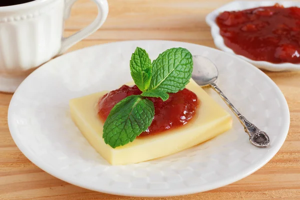 Dessert brasiliano Romeo e Giulietta, marmellata di goiabada, formaggio — Foto Stock