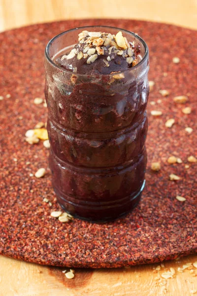 Jugo de pulpa congelada Acai en vaso con muesli — Foto de Stock