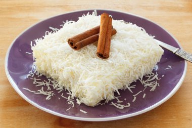 Brezilyalı tatlı: tatlı kuskus (tapyoka) puding (cuscuz doce