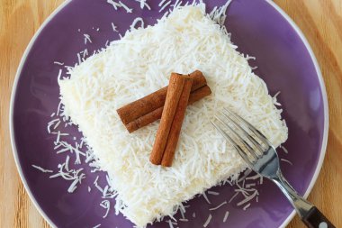 Brezilyalı tatlı: tatlı kuskus (tapyoka) puding (cuscuz doce
