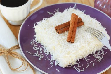 Brezilyalı tatlı: tatlı kuskus (tapyoka) puding (cuscuz doce