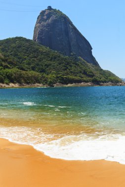 Dağ Sugarloaf ve boş kırmızı mavi deniz, Rio de Janeiro plaj,
