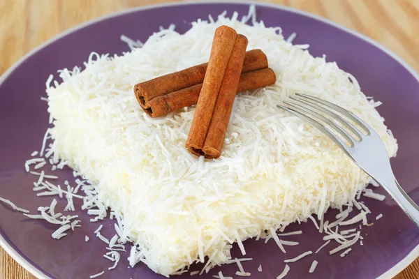 Desert brazilian: budinca dulce cuscous (tapioca) (cuscuz doce — Fotografie, imagine de stoc