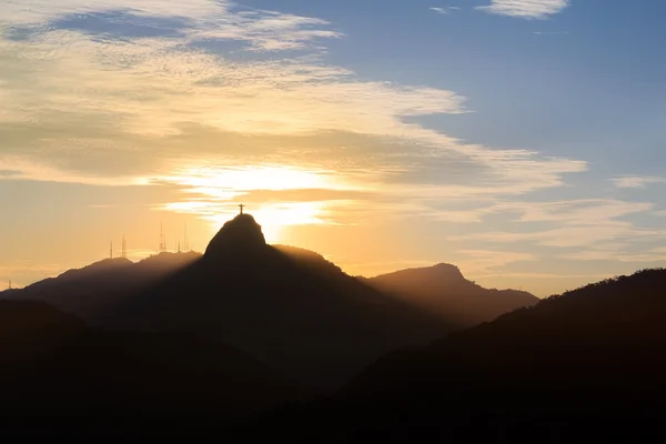 Pôr do sol atrás do Corcovado da Montanha Cristo Redentor, Rio de Janeiro — Fotografia de Stock