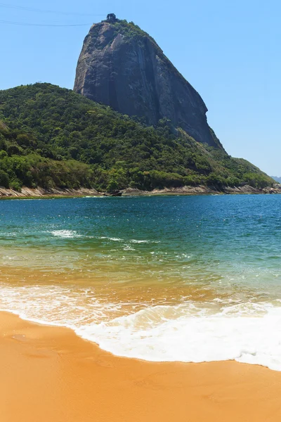 Mountain Sugarloaf e vuota spiaggia rossa mare blu, Rio de Janeiro , — Foto Stock