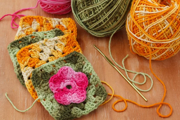 Buatan tangan berwarna-warni crochet granny afghan persegi — Stok Foto