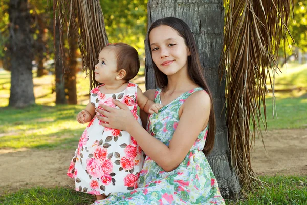 귀여운 자매 십 대와 푸른 잔디에 노는 여자 아기 — 스톡 사진
