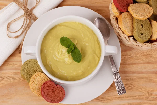 Sopa de creme vegetal com hortelã e pão — Fotografia de Stock