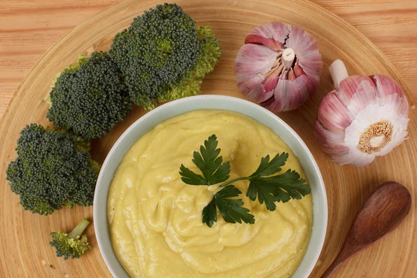 Soupe à la crème de légumes avec brocoli, ail, persil . — Photo