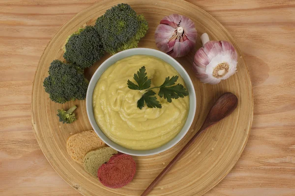 Crème groentesoep met broccoli, groene bonen, knoflook, peterselie — Stockfoto