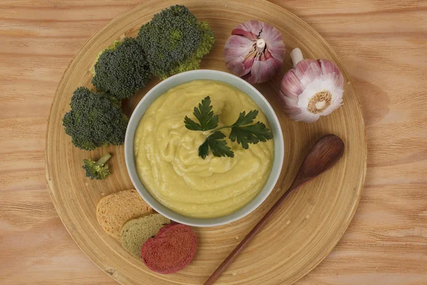 Sopa de creme de legumes com brócolis, feijão verde, alho, salsa — Fotografia de Stock