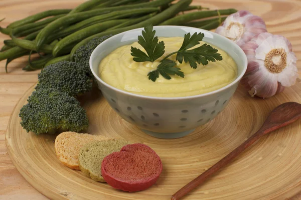 Sopa de creme de legumes com brócolis, feijão verde, alho, salsa — Fotografia de Stock