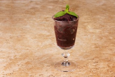 Acai pulp cam ile taze nane