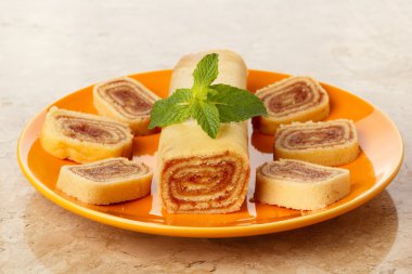 Bolo de rolo (İsviçre rulo, rulo kek) Brezilyalı tatlı