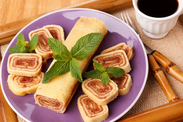 Bolo de rolo (swiss roll, roll cake) Braziliaans dessert — Stockfoto