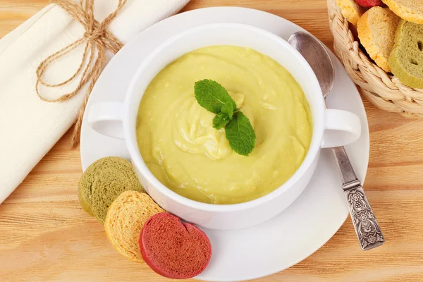 Овочевий вершковий суп з броколі, зеленою квасолею, м'ятою та хлібом — стокове фото