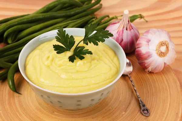 Vegetal sopa crema de habas verdes con ajo y perejil — Foto de Stock