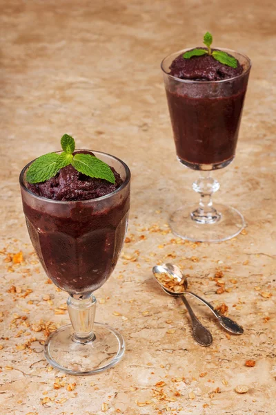 Polpa di Acai in vetro con menta fresca — Foto Stock