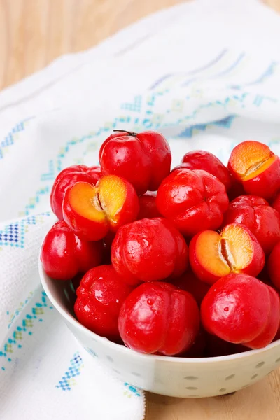 Malpighia glabra (red acerola), tropical fruit — Stock Photo, Image