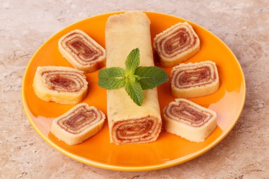Bolo de rolo (İsviçre rulo, rulo kek) Brezilyalı tatlı 