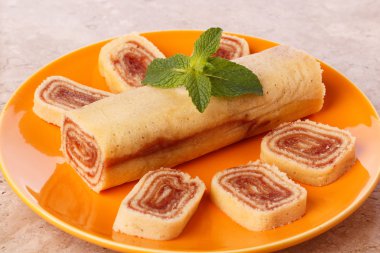 Bolo de rolo (İsviçre rulo, rulo kek) Brezilyalı tatlı 