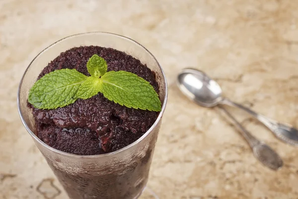 Pulpa de Acai en vidrio con menta fresca — Foto de Stock