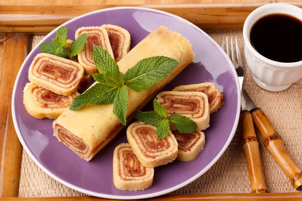 Bolo de rolo (swiss roll, roll cake) Braziliaans dessert — Stockfoto